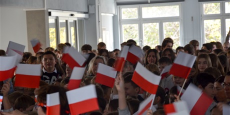 Zdjęcia ze wspólnego śpiewania Hymnu Polski - autorstwa Amelii Laskowska kl.7c